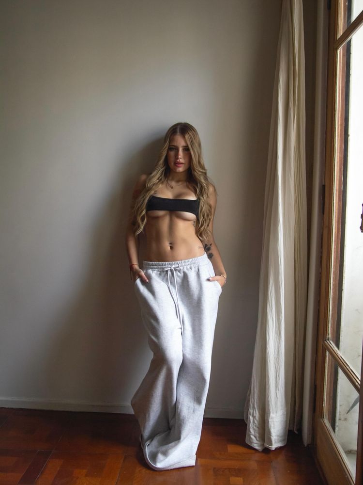 Coti Romero apostó por un microtop en tendencia y arrasó con un look "underboob" que se robó todas las miradas