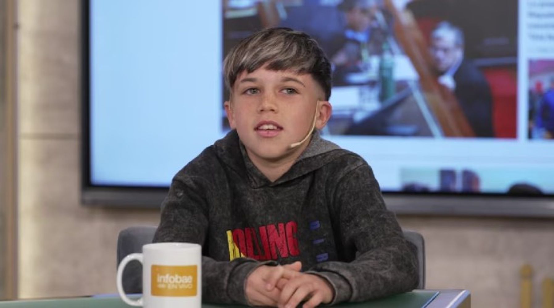 Un niño de 11 años corta el pelo y quiere tener un local.
