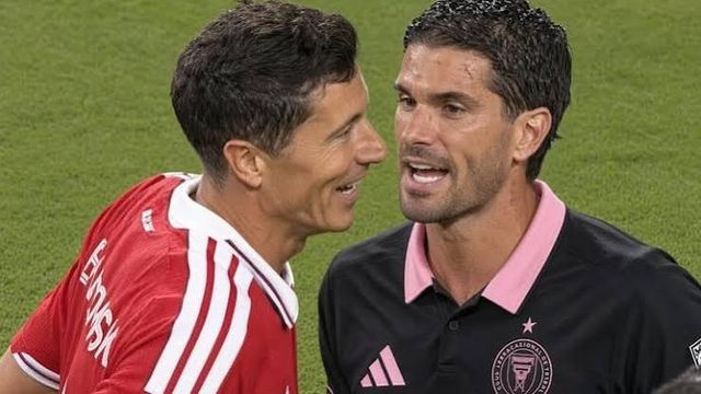Robert Lewandowski y Rodrigo De Paul.
