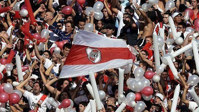 "Con galera y bastón", el emblemático hincha de River Plate.