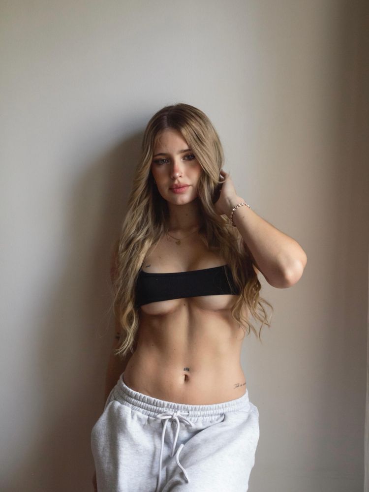 Coti Romero apostó por un microtop en tendencia y arrasó con un look "underboob" que se robó todas las miradas