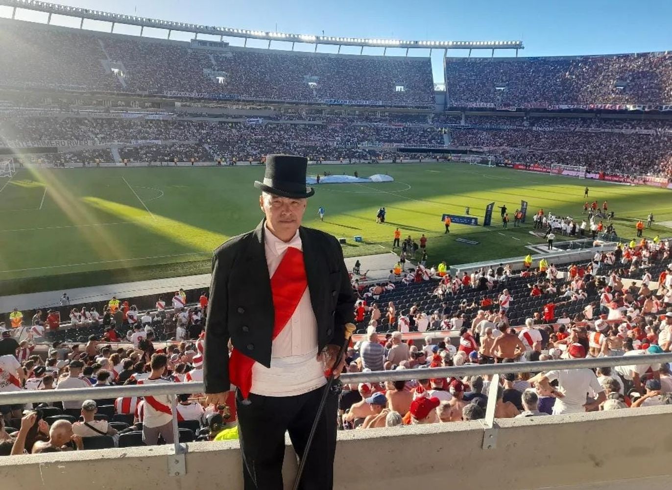 "Con galera y bastón", el emblemático hincha de River Plate.