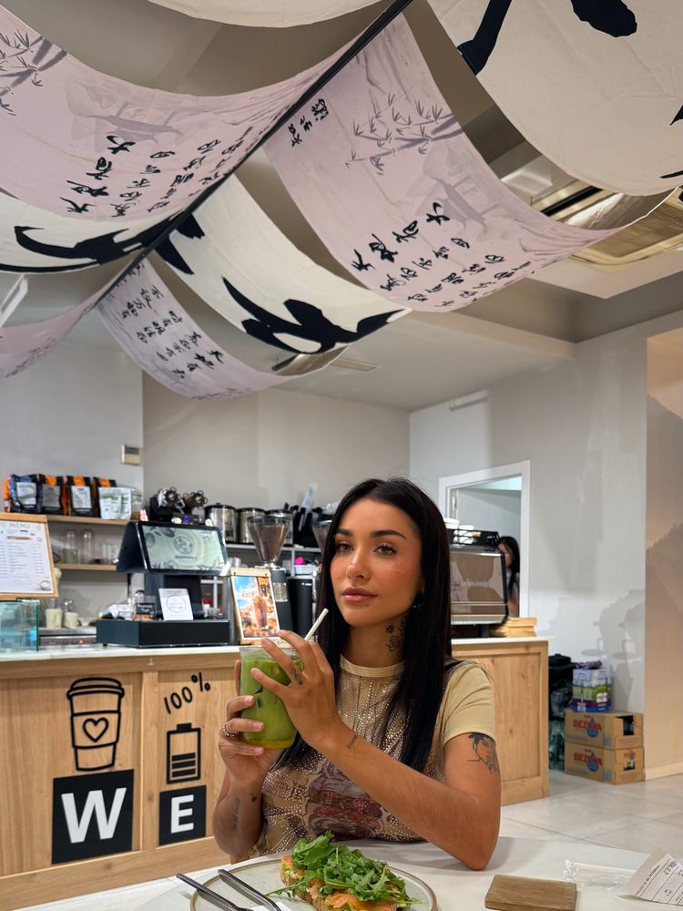 María Becerra se adelantó al verano y apostó por el pantalón capri que será la tendencia de la próxima temporada