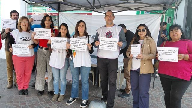 El licenciado Gabriel Nicolás Fernández (al centro) conduce la Asociación de Profesionales Universitarios de la Administración Pública (APUAP) de Jujuy. La entidad rechazó la propuesta salarial de la patronal y abandonó las conversaciones, informó el Gobierno.