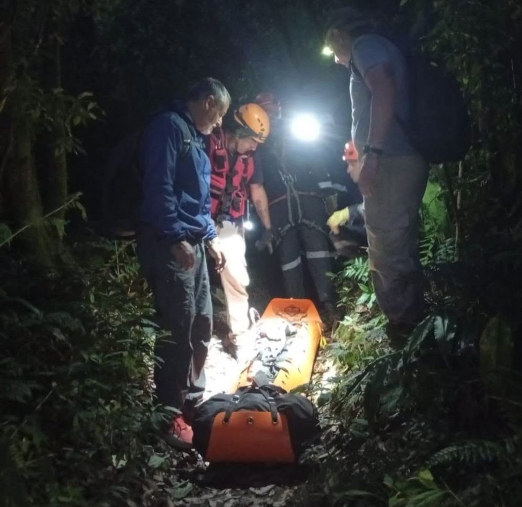 El operativo combinó atención prehospitalaria, descenso en camilla SKED y traslado en ambulancia del 107.