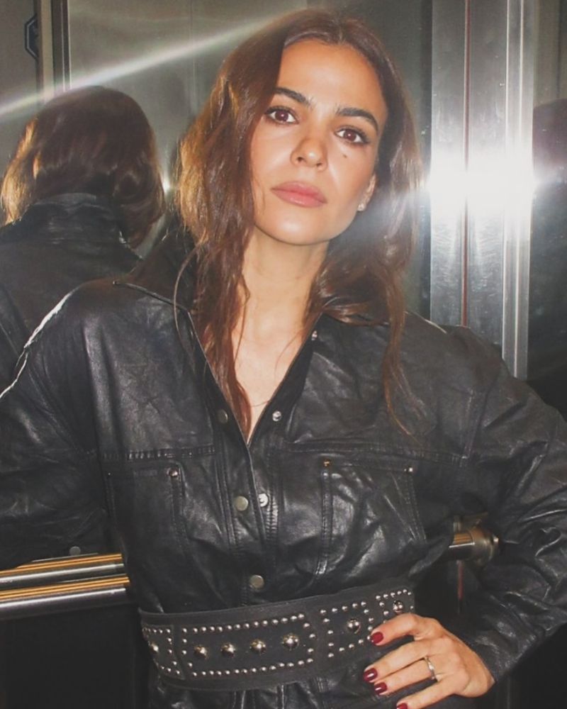 Tachas, cuello camisero, hombreras: Agustina Cherri apostó por el abrigo en tendencia y dio cátedra de estilo