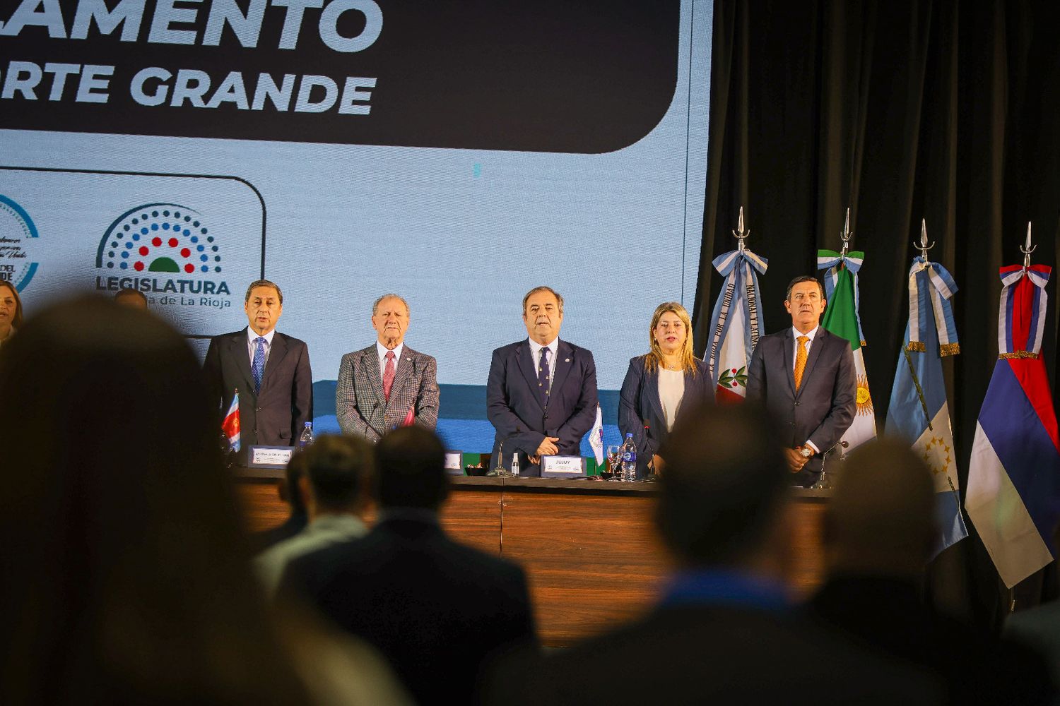 El vicegobernador de Jujuy, Alberto Bernis (al centro), presidió la comitiva jujeña que asistió en La Rioja a la 59.a sesión plenaria del Parlamento del Norte Grande.