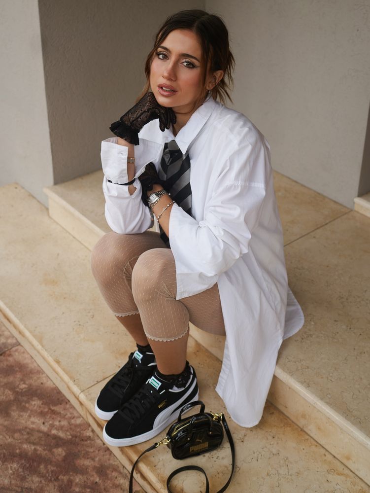 Morena Beltrán se sumó a la tendencia "preppy chic" y posó con un look estilo colegiala