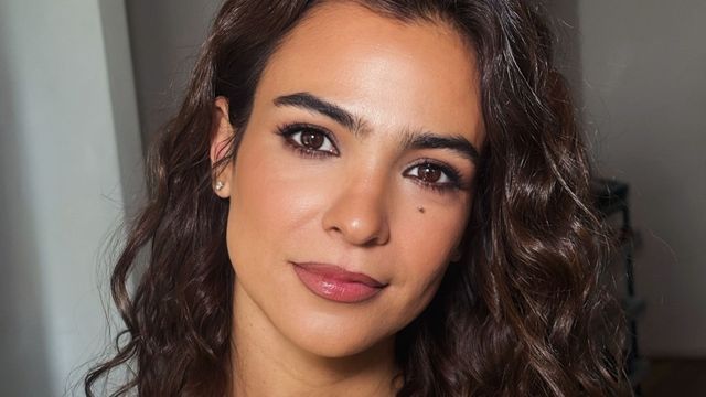 Tachas, cuello camisero y hombreras: Agustina Cherri apostó por el abrigo en tendencia y dio cátedra de estilo