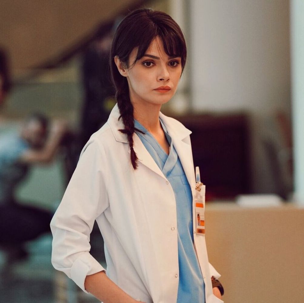 Sinem Ünsal interpretó a Nazli Gülengül en Doctor Milagro.