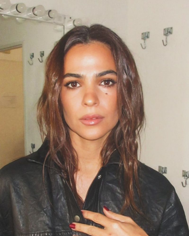 Tachas, cuello camisero, hombreras: Agustina Cherri apostó por el abrigo en tendencia y dio cátedra de estilo