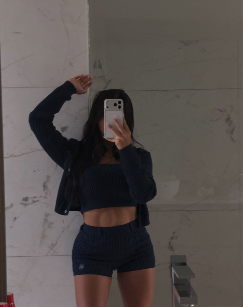Top "bandeau", minishort tiro alto y cardigan corto: Valentina Cervantes marcó tendencia con un look deportivo "athleisure" de tres piezas