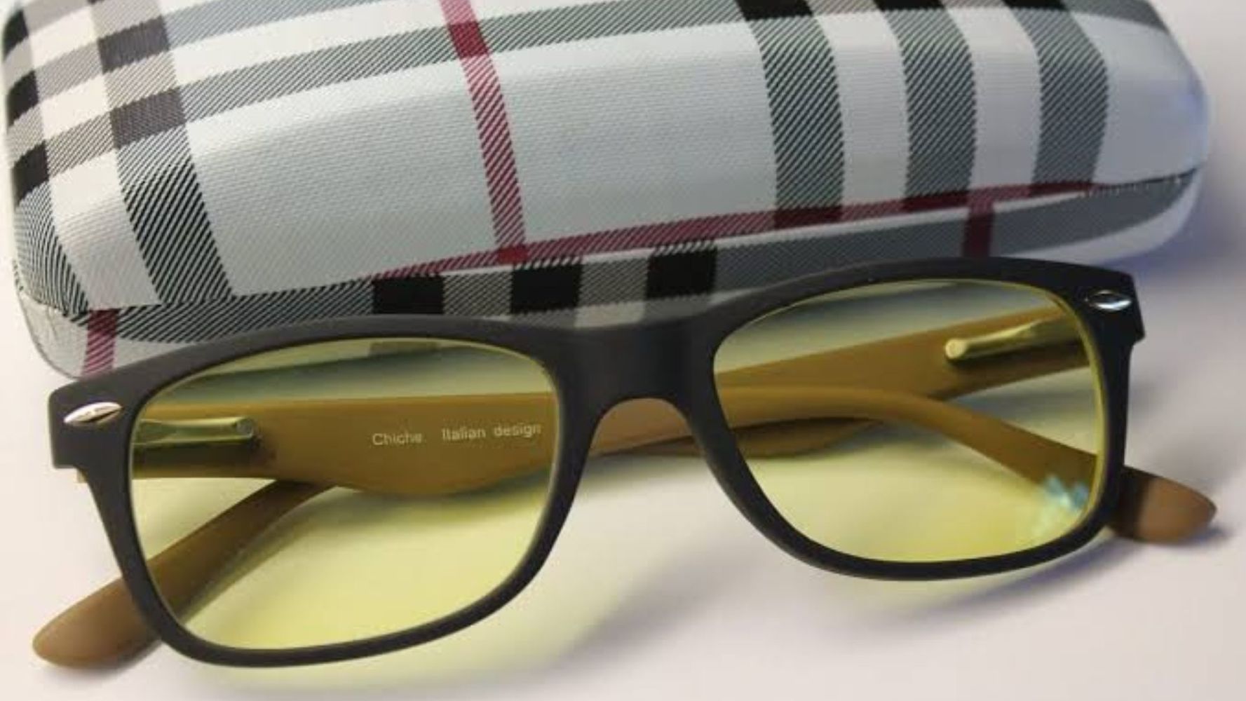 Lentes con filtro amarillo.