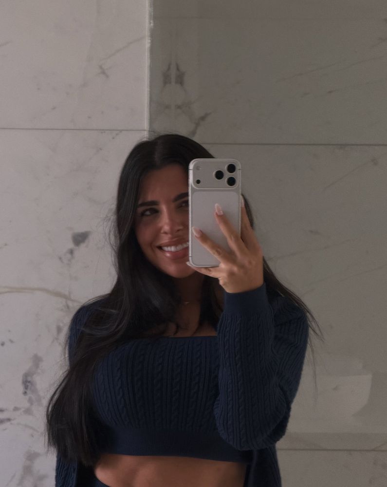Top "bandeau", minishort tiro alto y cardigan corto: Valentina Cervantes marcó tendencia con un look deportivo "athleisure" de tres piezas