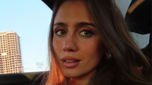 Morena Beltrán se sumó a la tendencia "preppy chic" y posó con un look estilo colegiala