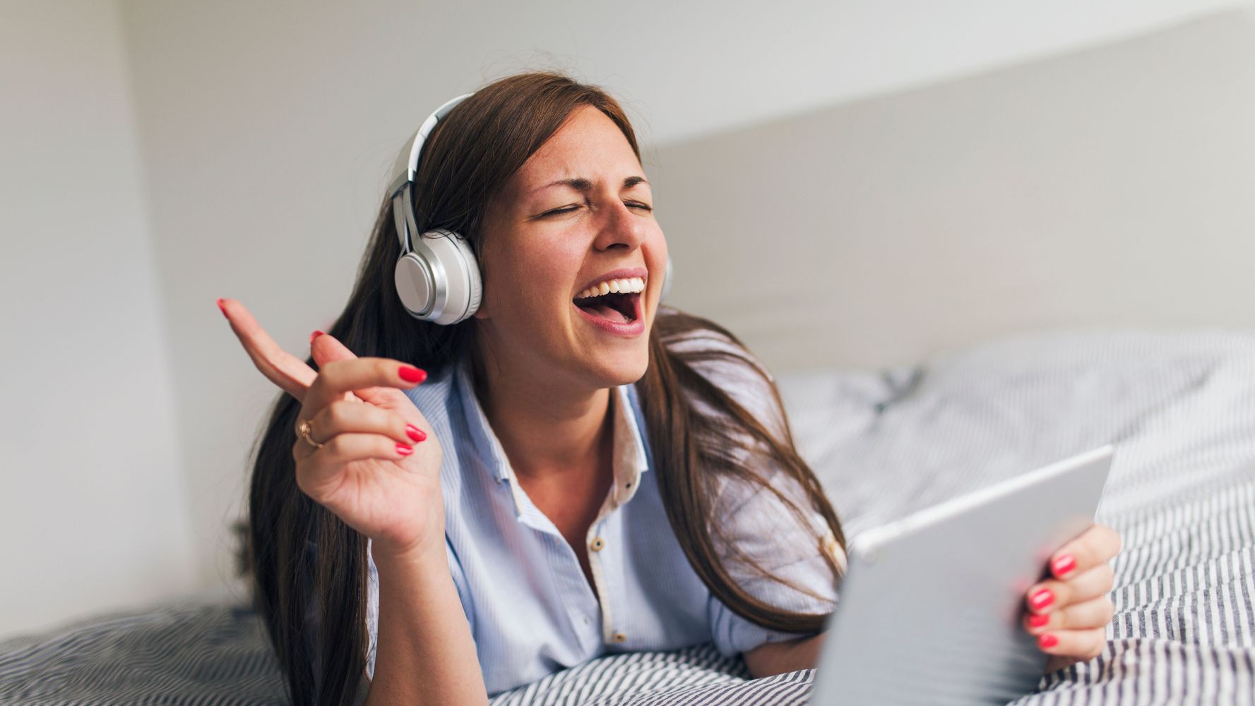 La psicología explicó por qué escuchar canciones que conocemos no nos ayudan a concentrarnos.