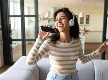 Los psicólogos coinciden: escuchar canciones que conocemos mucho no ayuda a mejorar la concentración