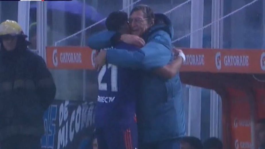 No se vio en TV: Falcioni entró al campo en el Atlético Tucumán-River y frenó a Acuña; cómo terminaron