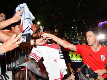 Una multitud esperó a River Plate en el Aeropuerto