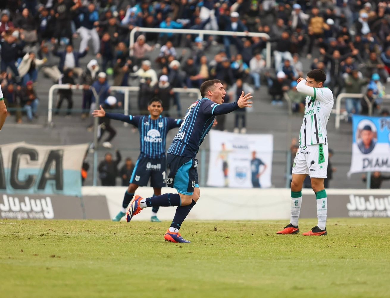 Delfor Minervino grita el gol y en la tribuna la hinchada explota y acompaña el festejo. "Tenemos que agradecer muchísimo a la gente que siempre nos acompaña y alienta", dice el futbolista.