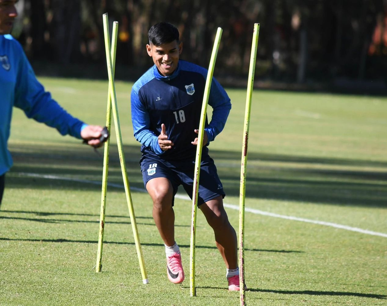 "Cada vez quedan menos partidos, pero son muchos puntos en juego", así que "iremos paso a paso, sin perder el foco", dice Mauro Cachi. El empate del puntero Tristán Suárez le da esperanzas el equipo de Hernán Pellerano, sabiendo que un triunfo en su reducto lo devolvería a lo más alto de la zona.
