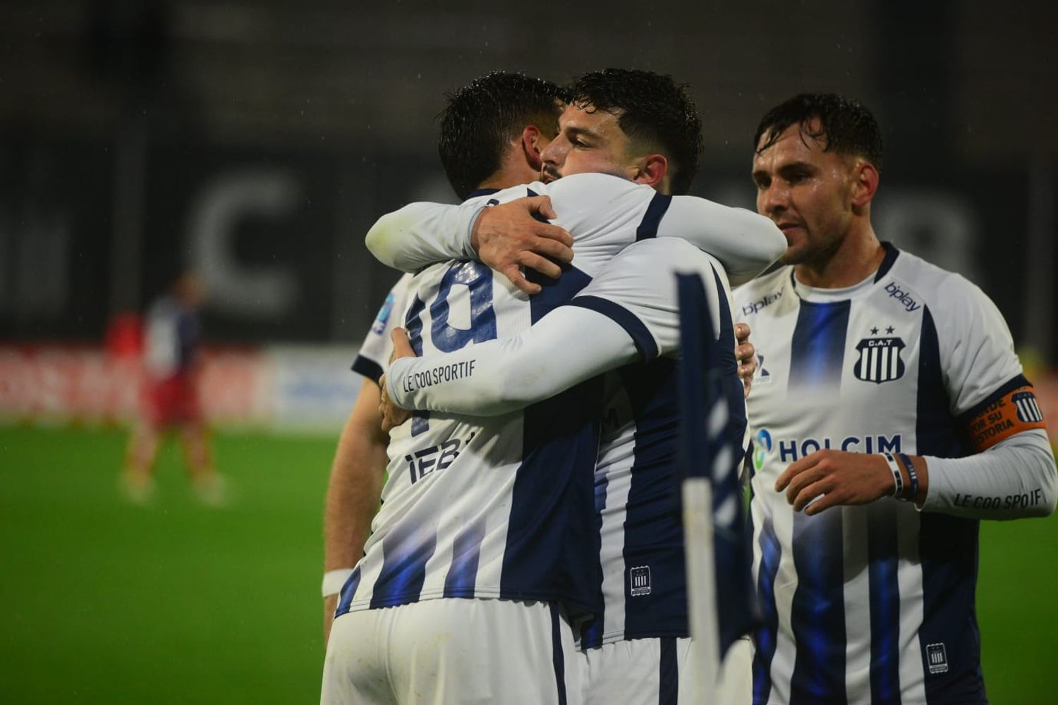 El "Canario" Álvarez Martínez puso el 1 a 0 para Talleres con un gol espectacular.