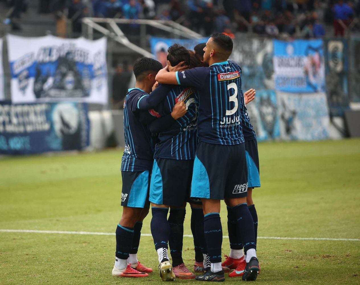 Gimnasia y Esgrima de Jujuy venció 2 a 1 a Atlético Rafaela con goles de Franco Camargo y Francisco Molina, resultado que devuelve al "Lobo" a la cima de la Zona B igualado con Tristán Suárez en 52 puntos, con siete fechas por disputar en la Primera Nacional 2026.