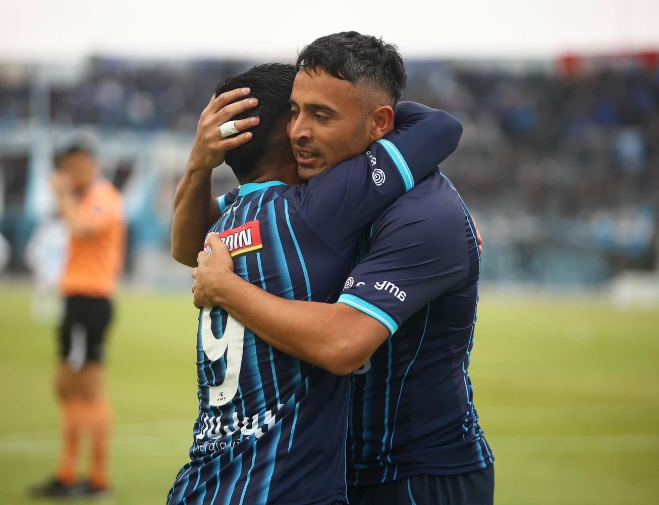 En lo que fue una actuación determinante del mediocampista “albiceleste”, Francisco Molina fue la gran figura del partido: ejecutó el córner del que nació el primer gol de Camargo y convirtió el segundo al inicio del complemento en el segundo palo.