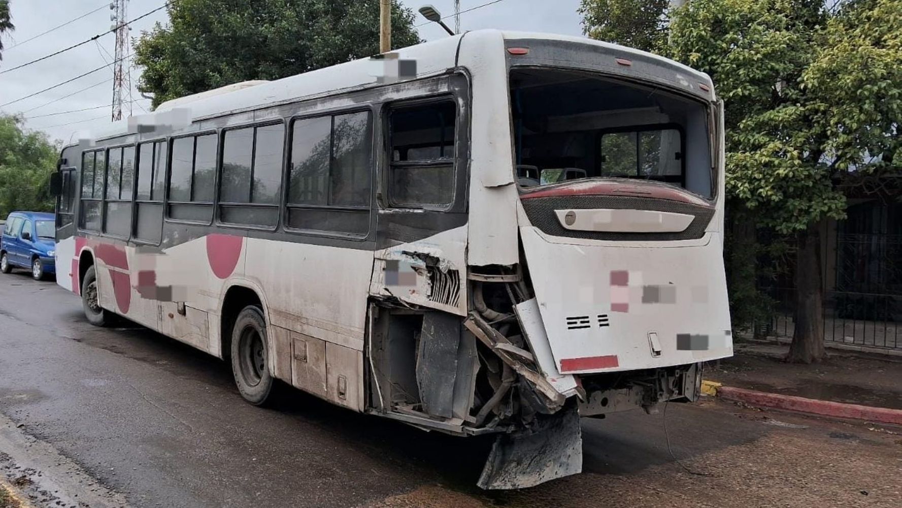 Choque entre un colectivo y un tren en Córdoba.