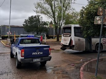 Choque entre un colectivo y un tren Córdoba: una mujer fue hospitalizada y hay otro herido