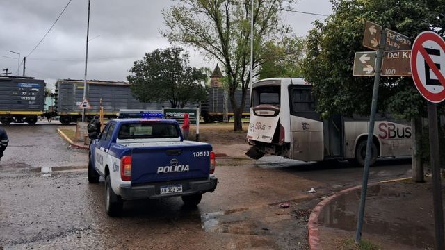 Choque entre un colectivo y un tren en Córdoba.