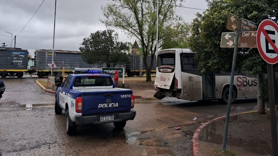 Choque entre un colectivo y un tren Córdoba: una mujer fue hospitalizada y hay otro herido