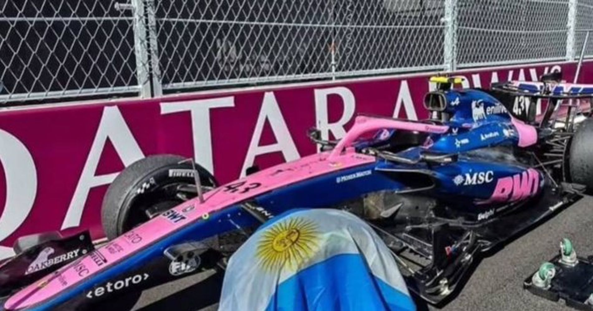 Franco Colapinto flameó la bandera argentina en España.