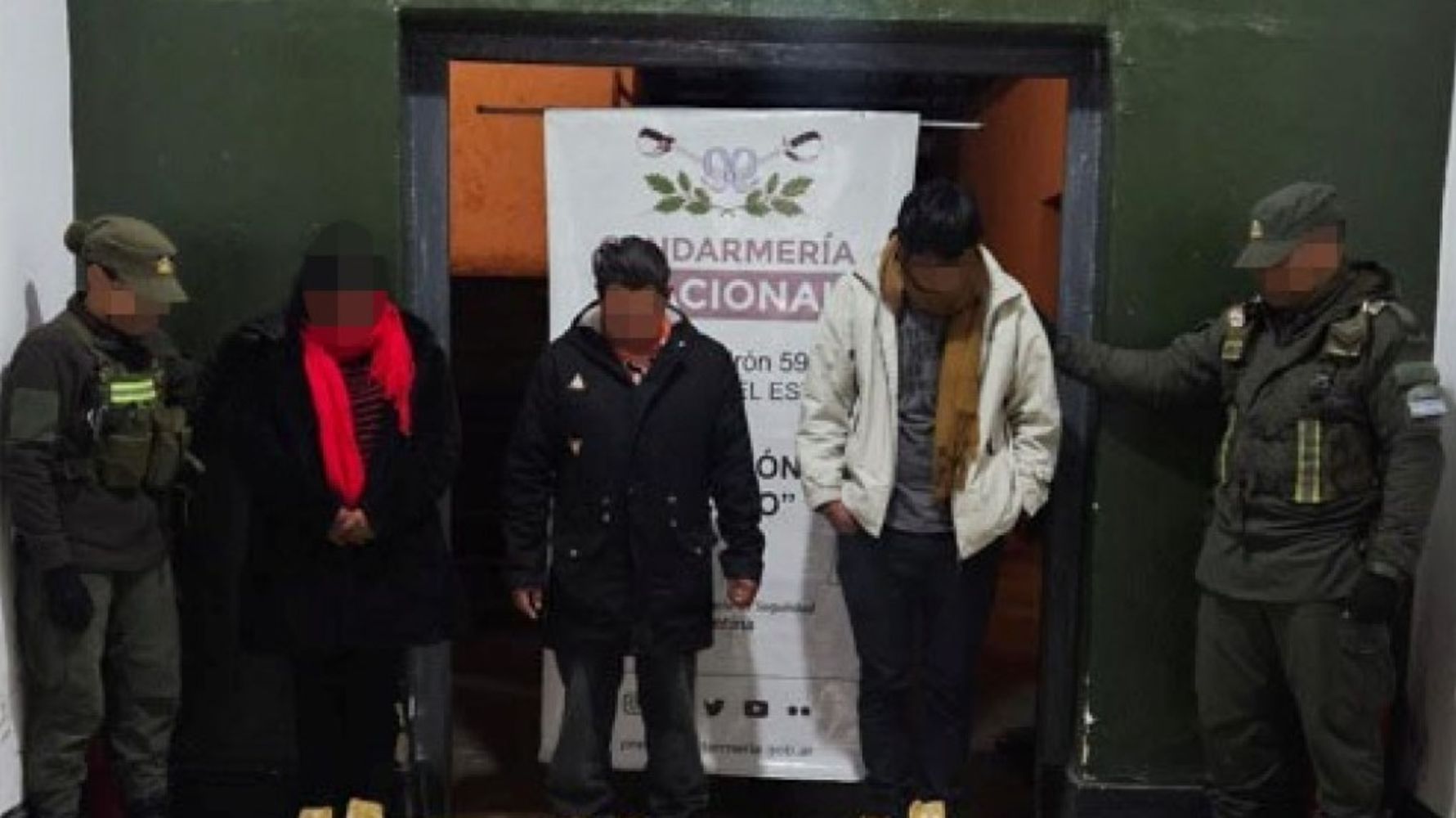 Los dos hermanos y la pareja de la mujer, que fueron descubiertos con paquetes con cocaína a bordo de un ómnibus de larga distancia que había partido desde Jujuy hacia Buenos Aires.