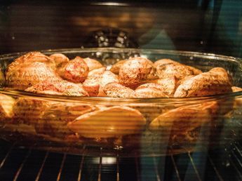 Los chefs coinciden: “Para que las papas al horno queden doradas no eches más aceite, sino dos cucharadas de fécula de maíz”
