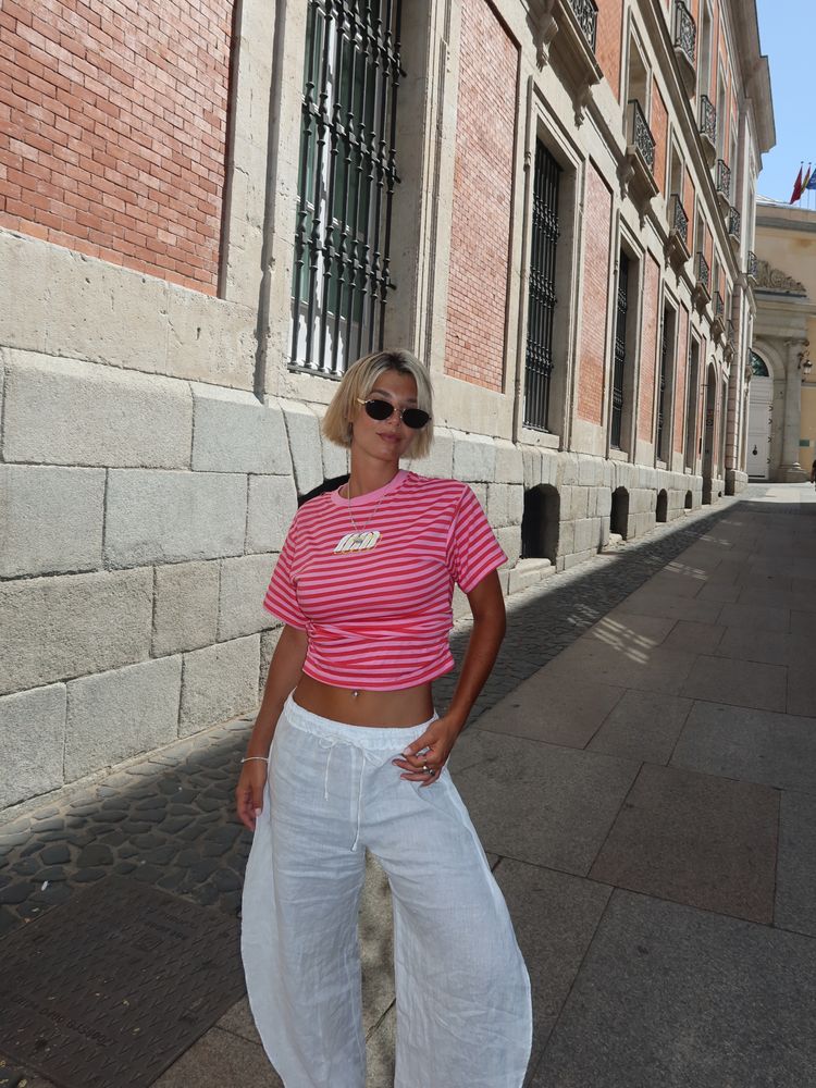 Pantalón de lino, baby tee y zapatos abiertos: Sara Sklate marcó la tendencia de la temporada con un look urbano