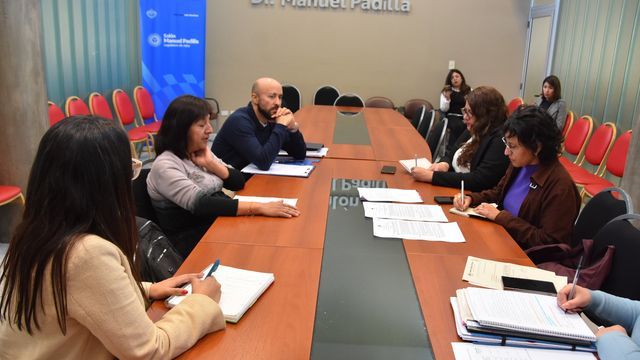 La Comisión de Igualdad de Género se reunió con Mónica Cunchila, made de Iara Rueda, en el Salón "Manuel Padilla" de la Legislatura. La activista impulsa la efectiva implementación en escuelas y colegios de la provincia, de las normas existentes en materia de prevención de la violencia de género y otras problemáticas.
