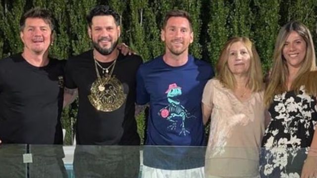 Lionel Messi junto a su mamá Celia y sus tres hermanos