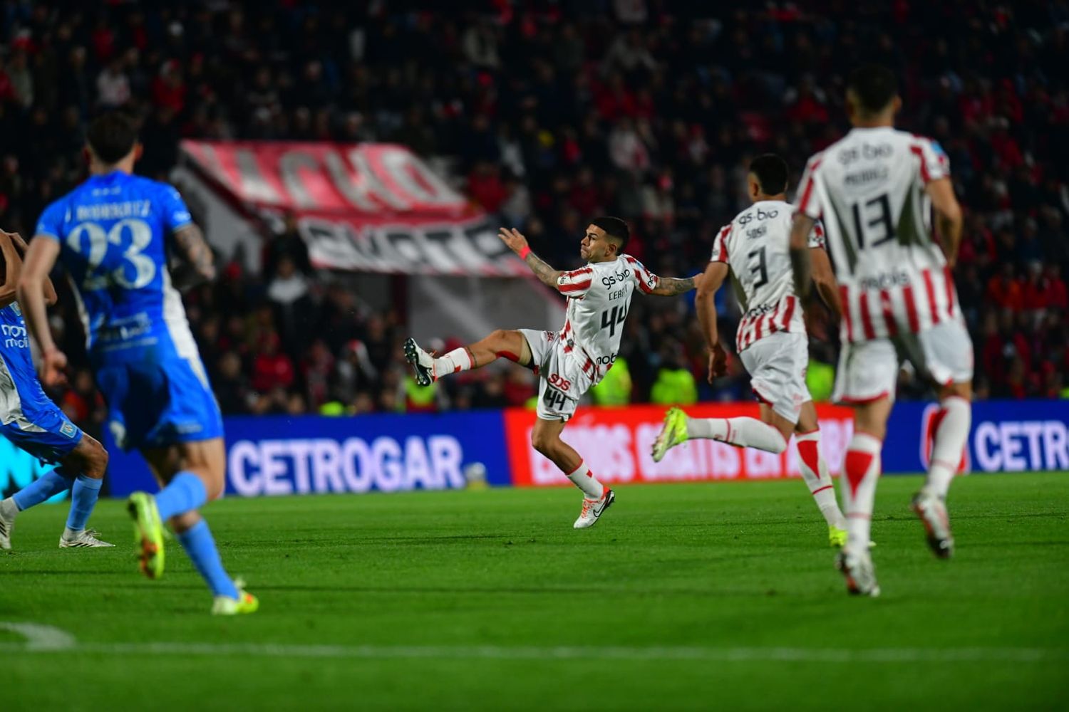 Ya salió el disparo de Giuliano Ceratto, para el gol de Instituto. El arquero de Estudiantes de Río Cuarto, hizo su parte.