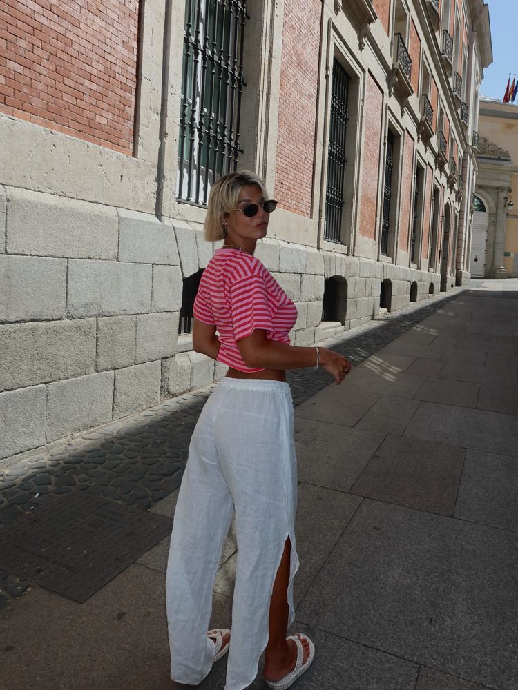 Pantalón de lino, baby tee y zapatos abiertos: Sara Sklate marcó la tendencia de la temporada con un look urbano