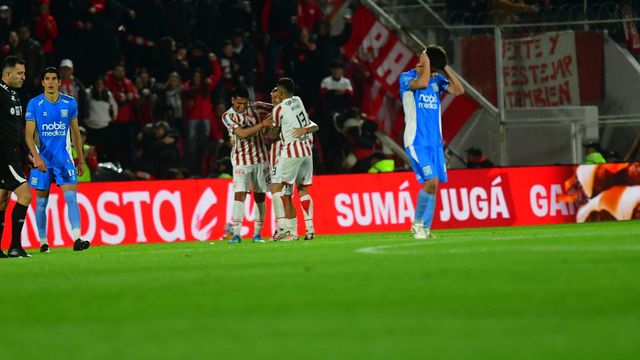 Instituto abrió el marcador contra Estudiantes de Río Cuarto con un gol pocas veces visto.