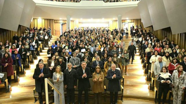 Ciento cincuenta educadores de gestión pública y privada fueron distinguidos por su trayectoria en la ceremonia por el Día de la Docencia.