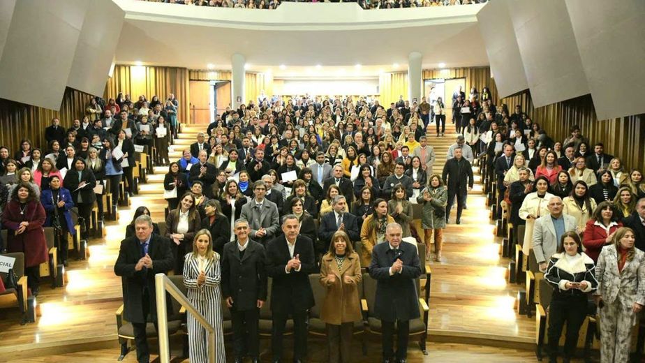 Ciento cincuenta educadores de gestión pública y privada fueron distinguidos por su trayectoria en la ceremonia por el Día de la Docencia.