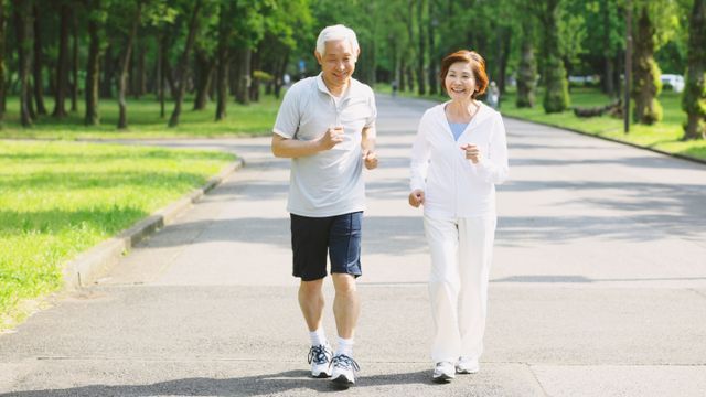 La mejor actividad física para las personas mayores de 70 años.