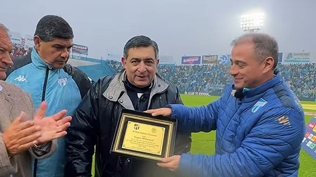 El vicepresidente I de Atlético Tucumán le entregó la distinción al rector de la UNT antes del partido frente a River Plate.
