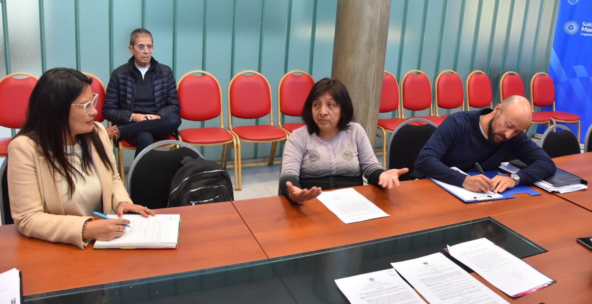 La Comisión de Igualdad de Género escuchó las propuestas de Mónica Cunchila, referente de Madres y Padres del Dolor (al centro), para fortalecer la prevención de violencia en escuelas de Jujuy.
