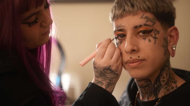 Tiene 23 años, una hija y está en pareja desde los 15: quién es el joven que causa furor por su estilo femboy