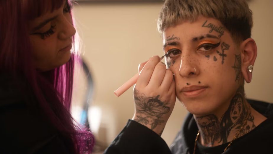 Tiene 23 años, una hija y está en pareja desde los 15: quién es el joven que causa furor por su estilo femboy