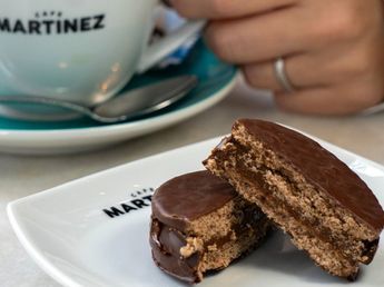Café Martínez lanzó un nuevo alfajor deluxe: cuánto cuesta y qué cómo es el relleno