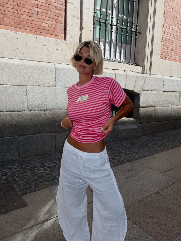 Pantalón de lino, baby tee y zapatos abiertos: Sara Sklate marcó la tendencia de la temporada con un look urbano